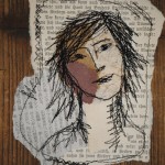 Portraits, papier et  couture sur bois