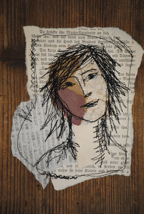 Portraits, papier et  couture sur bois